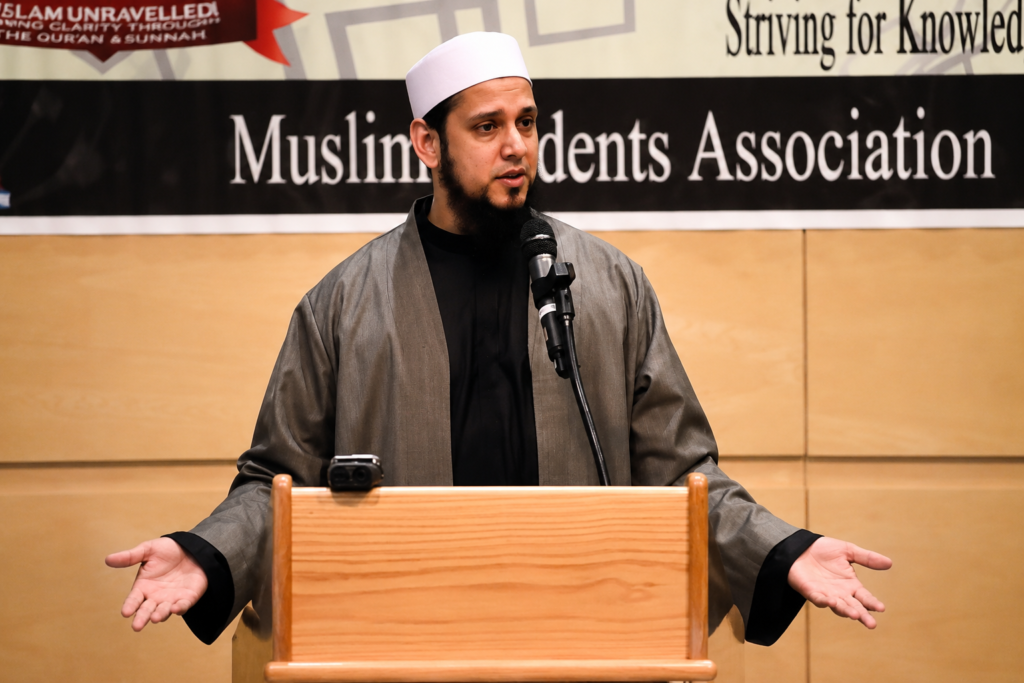 Mufti Aasim Rashid delivering a community education lecture