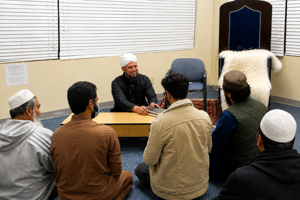 Mufti Aasim Rashid teaching students